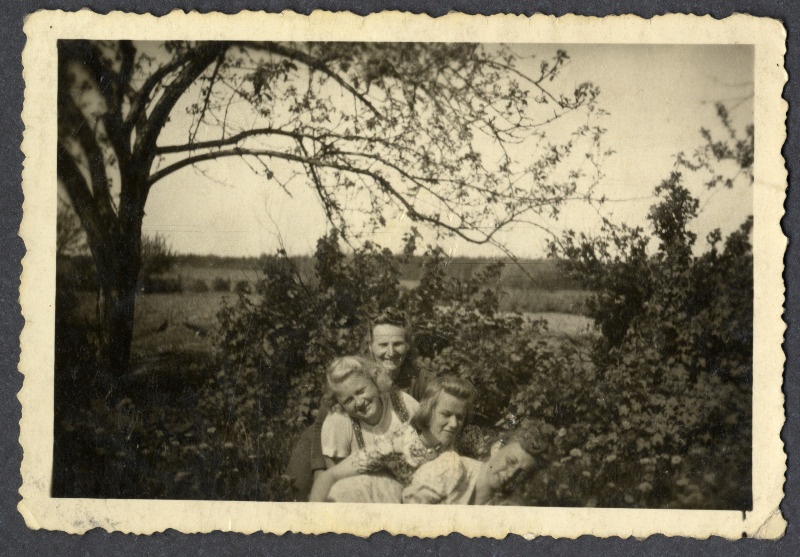 Neli tütarlast looduses