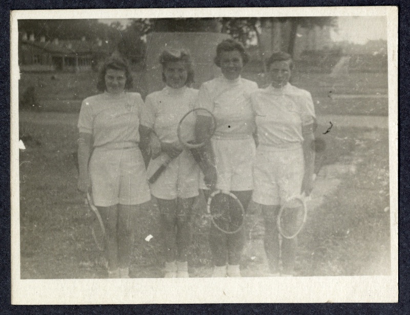 Tennisenaiskond (s.h Ida Laas?)