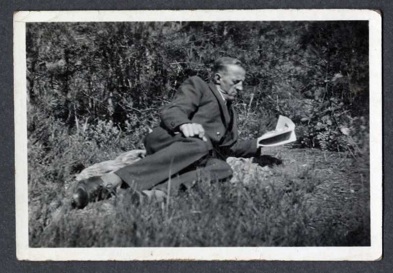 Ernst Ilves lebab külili rohul ja loeb ajalehte