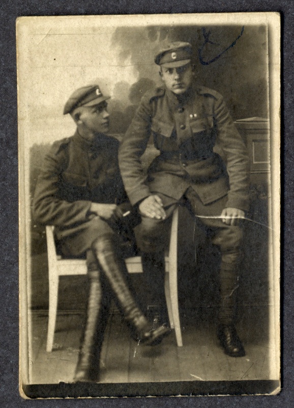 Feliks Siiman ja ta sõber Eesti sõjaväelasena. Sõber istub valgel toolil, Feliks Siiman selle käetoel