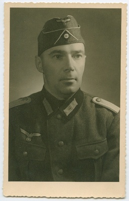 Saksa sõduri mundris tundmatu mees  duplicate photo