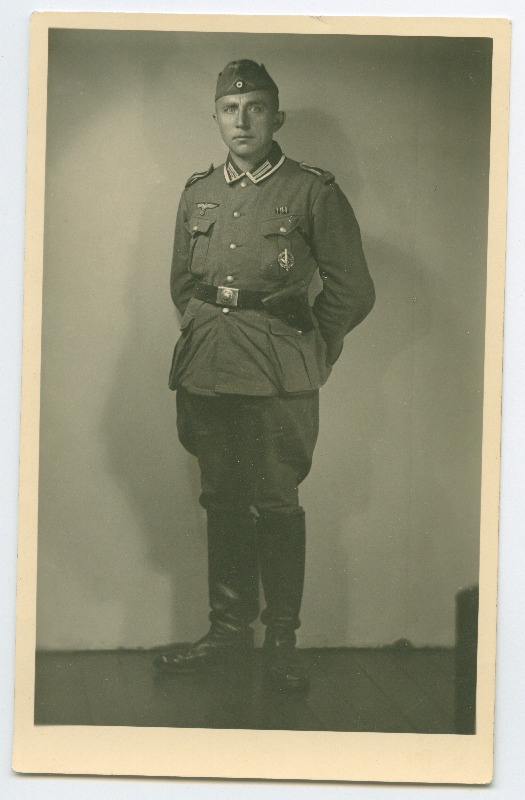 Saksa sõduri mundris tundmatu mees