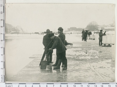 Ice cut in Emajõel 1913  duplicate photo
