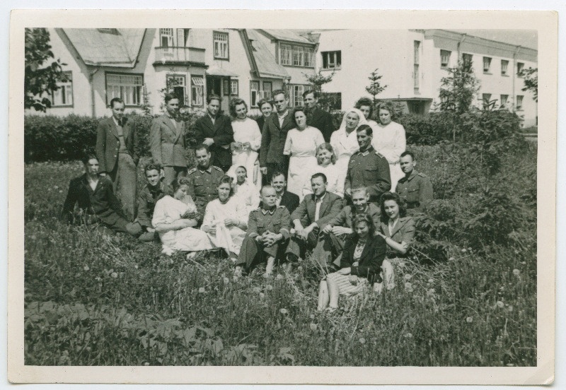 Grupifoto aias majade taustal