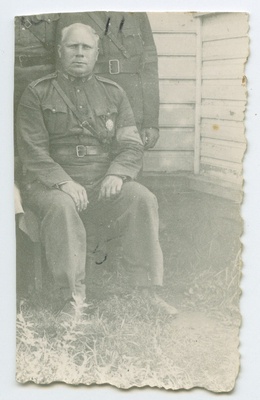 Sõjaväemundris Vassili Läheb grupifotol [lõigatud välja suuremast fotost]  duplicate photo