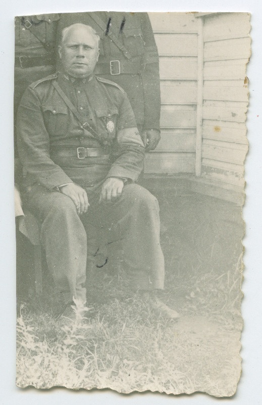 Sõjaväemundris Vassili Läheb grupifotol [lõigatud välja suuremast fotost]