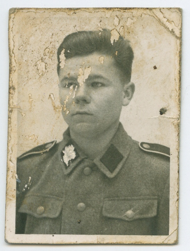 Fotoportree tuvastamata noormehest sõjaväemundris