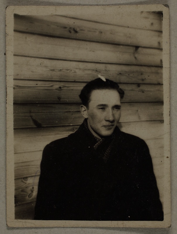 Heinrichi-nimeline noormees hoone seina taustal