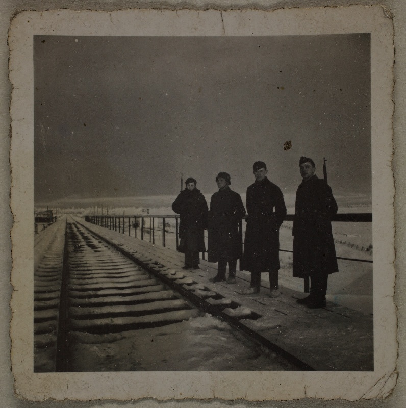 Neli sõdurit talvisel ajal Luuga raudteesillal