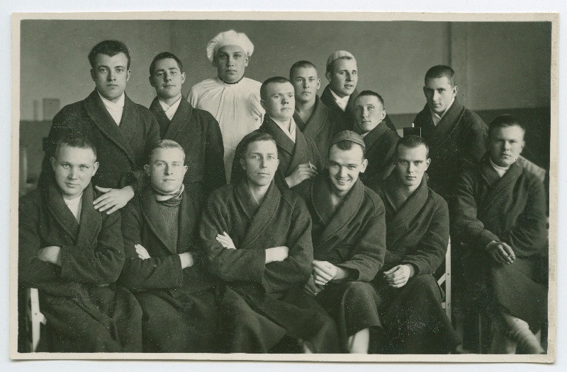 Mehed grupipildil [sõjaväehaiglas?]