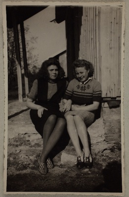 Kaks naist [Lonelle Meriste ja S. Stroom?] maja ees trepil  duplicate photo