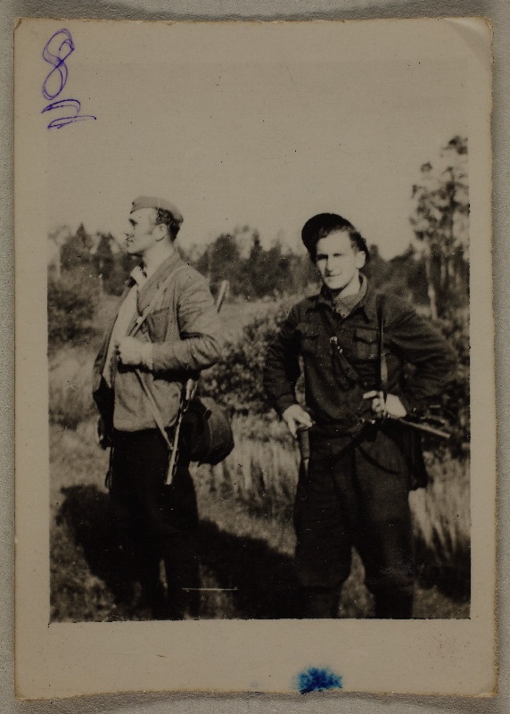 Kaks meest [Elmar-Johannes Virunurme tuttavad, parempoolne Volli?] maastikul
