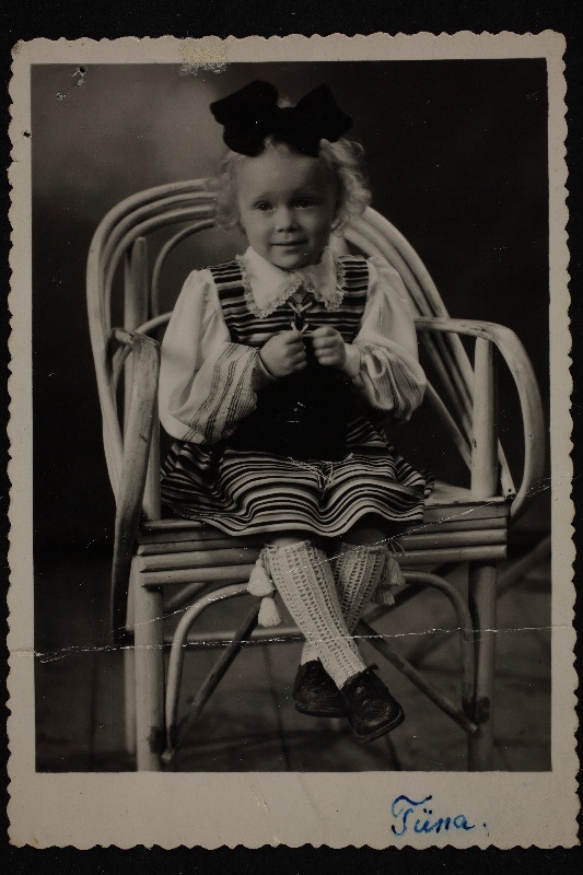 Väike tüdruk [Tiina] fotoportreel
