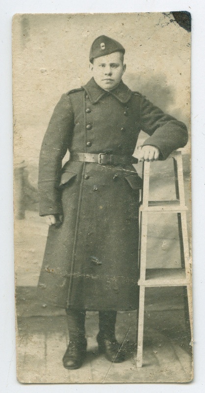 Fotoportree tundmatust noormehest sinelis