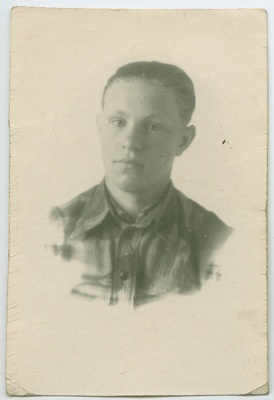 Noormehe [Vambola või Väino Kolde?] fotoportree  duplicate photo