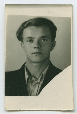 Tuvastamata noormehe [Väino või Vambola Kolde?] dokumendifoto  duplicate photo