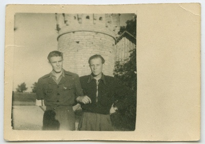 Kaks meest [üks neist Ülo Praakel ja/või L. Sildas?] veetorni taustal  duplicate photo