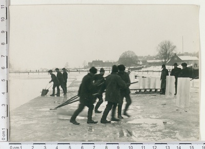 Ice cut in Emajõel 1913  similar photo