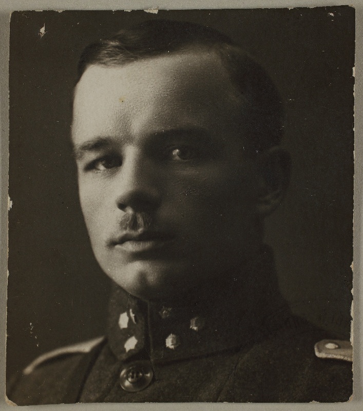 Fotoportree sõjaväemundris mehest [Mart Jürine?]