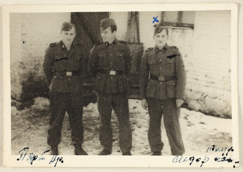 Kolm Saksa armee sõdurit talvises hoovis