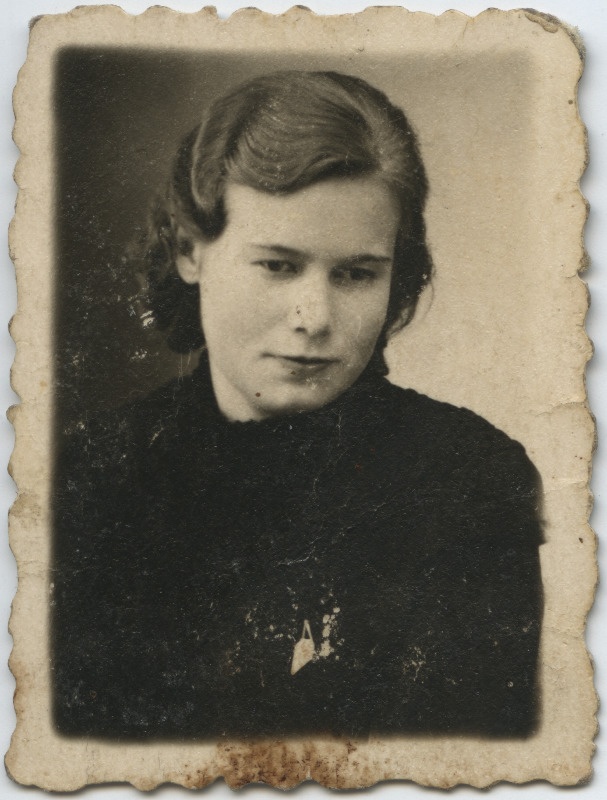 Fotol on arvatavalt Elmar Lehesalu abikaasa [Helmi Lehesalu?]