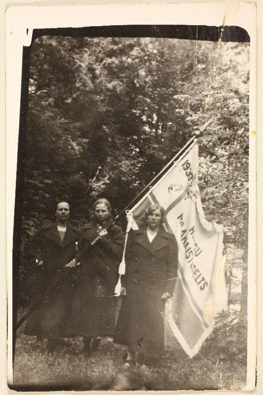 Emilie Leikmann (Jänes) koos sõbrannadega Rõngu maanaiste seltsi lipuga