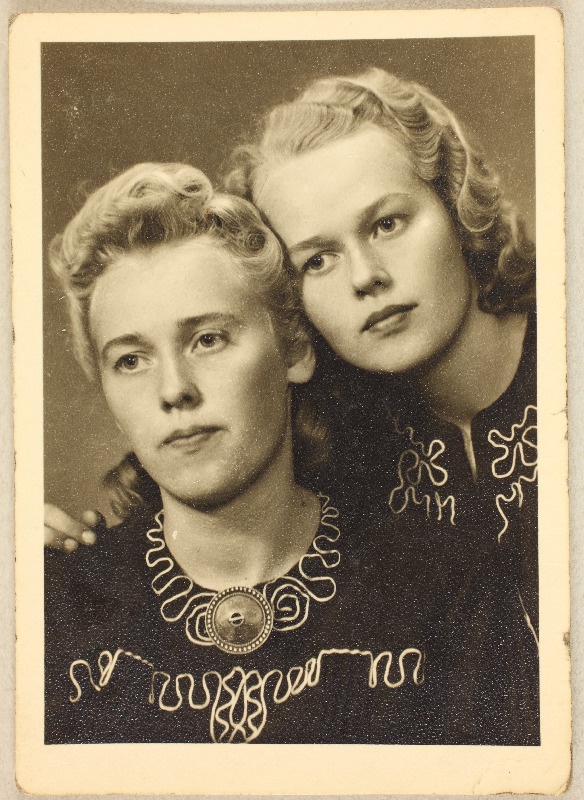Fotol on Lind Juhani tuttav Laine Aller koos [emaga?]
