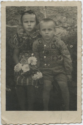 Fotol istuvad väikesed tüdruk ja poiss. Võimalik, et nad on Edel Vassili lapsed [Laine ja Ants?]  duplicate photo