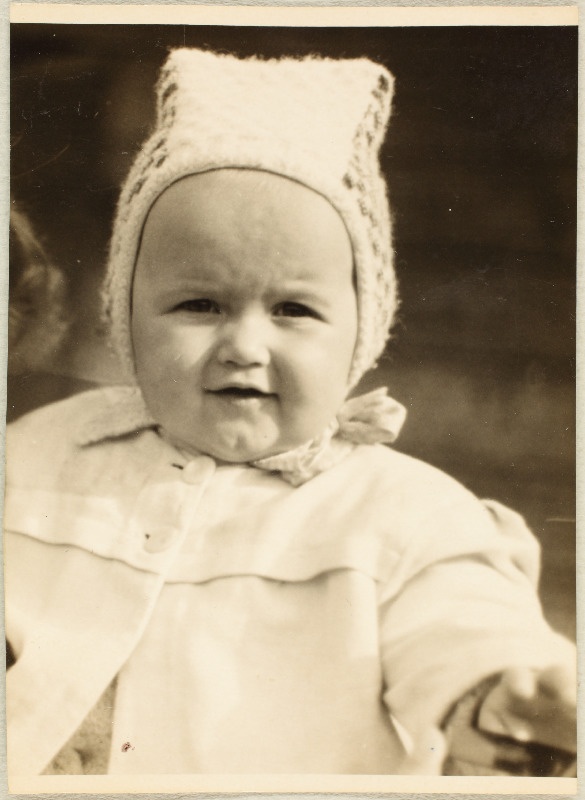 Arvatavalt on fotol Heino Kommusaare väike tütar Ene