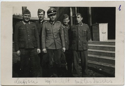 Grupifotol mehed saksa mundrites  duplicate photo