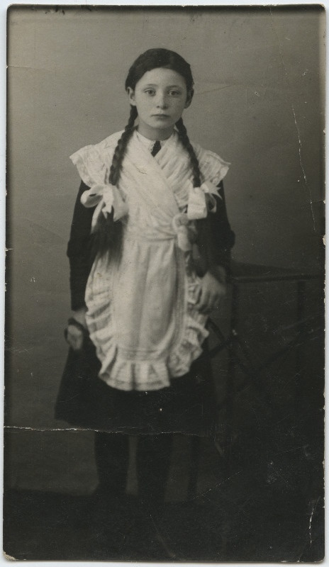 Portreefotol seisab tundmatu noor tüdruk