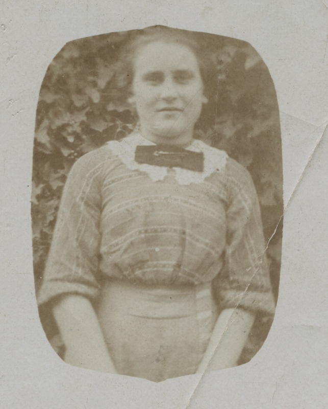 Tundmatu naisterahvas (foto halvas seisukorras)