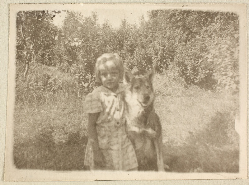 Väike tüdruk koeraga