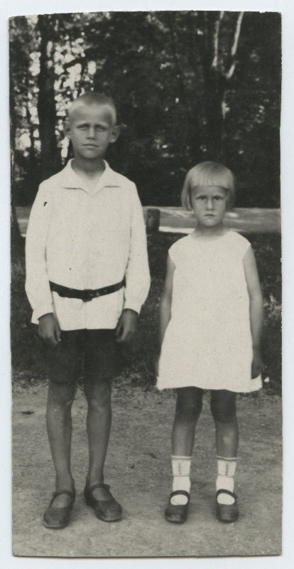 Fotol väikesed tüdruk ja poiss [ võivad olla Endel Tehver ja tema õde Linda]