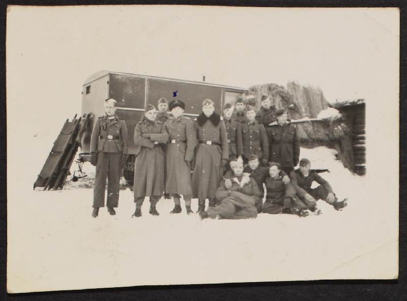 Grupp Saksa sõjaväemundris mehi talvisel ajal veoauto taustal