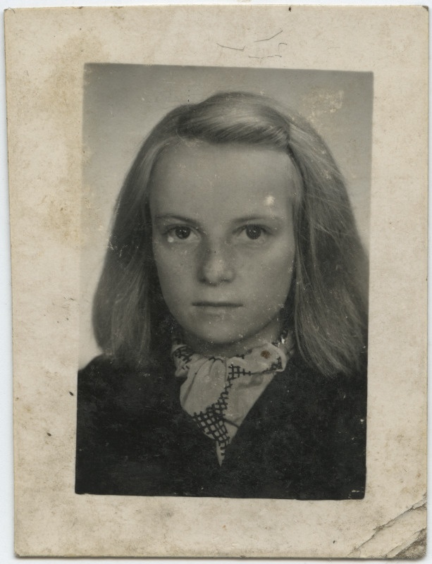 Tundmatu tütarlapse dokumendifoto