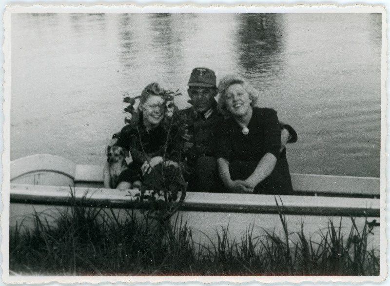 Oskar Uuga koos kahe tundmatu naisterahvaga veekogu peal paadis istumas