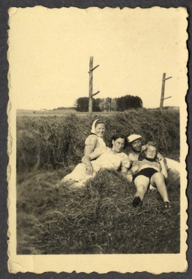 Heinalised puhkehetkel  similar photo