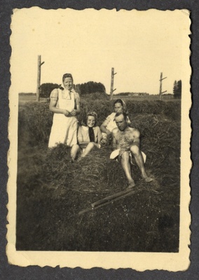 Heinalised puhkehetkel  similar photo