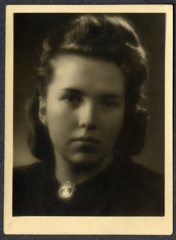 Tundmatu neiu. Foto on Harik Norralt'i, Karl Gross'i, Leo Gross'i, Evi Tamm'e, Feliks Otsa, Olaf Tammark'i, Hilda Tammark´i, Marta Kurg'i, Erna Leiste, Maimu Kõrge, Linda Klettenberg'i, Emilia Kärson'i ja Helgi Veemees'i toimikus.