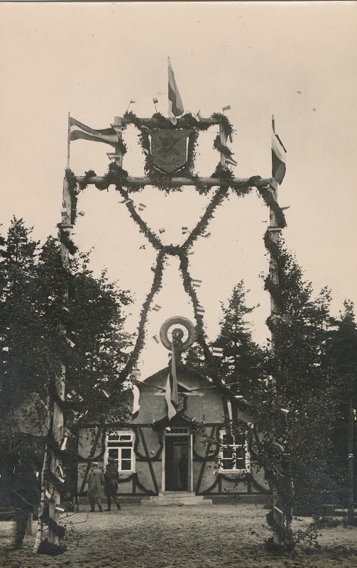 Lippude ja pärgadega ehitud maja