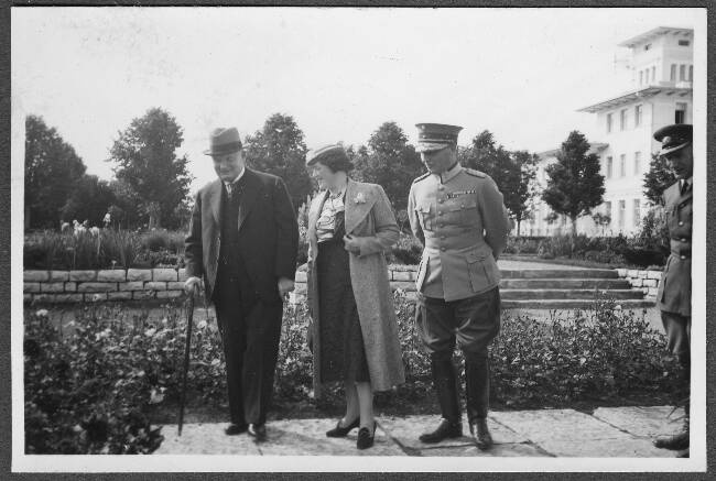 Kindral Österman, proua Österman ja Konstantin Päts  , juuli 1938. Toila - Oru roosiaias.