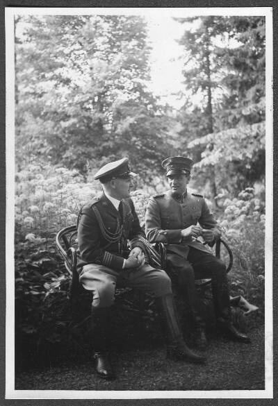 Kaks ohvitseri nToila-Oru pargis. Juuli 1938
