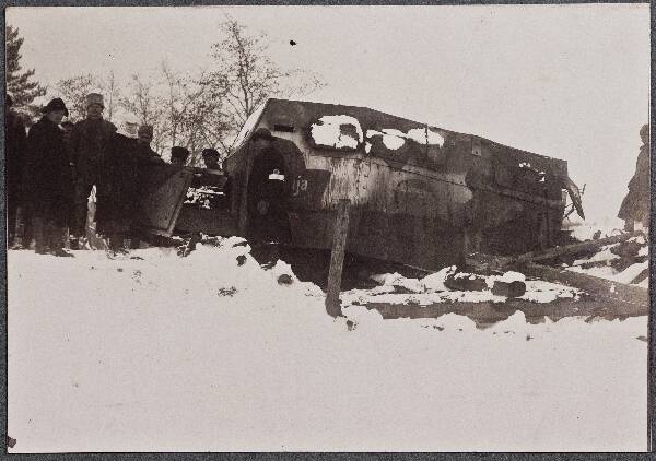 foto, Soomusauto "Tasuja", mis pandi põlema oma meeskonna poolt Orava mõisa juures, 23 märtsil 1919.
