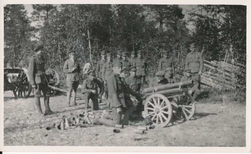 foto, eesti kaitseväelased tundmatu suurtükiga.