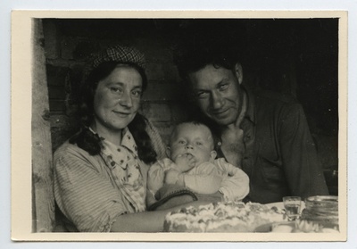 Pere väikese lapsega pidulauas  duplicate photo