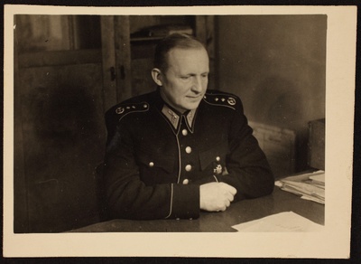 Juhan Karulaane laua taga istumas  similar photo