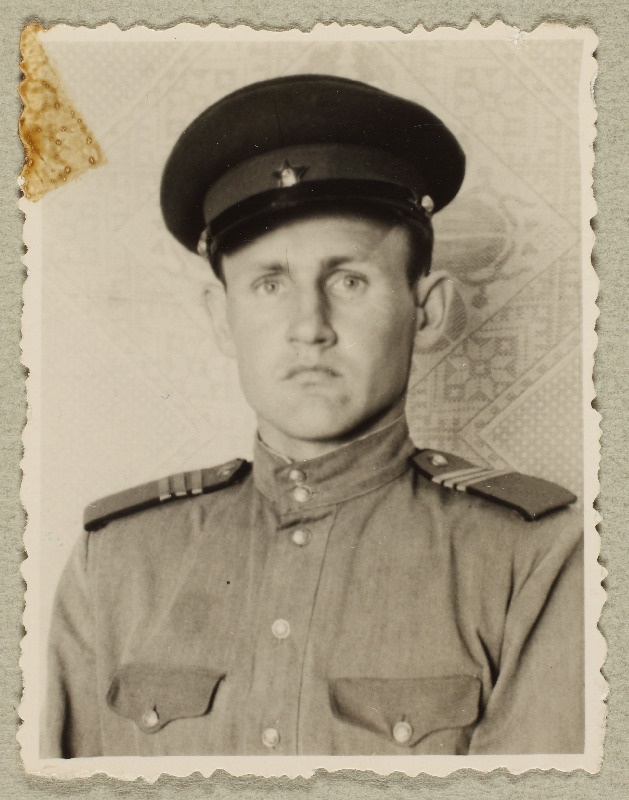 Sõdurimundris tundmatu noormees. Foto Hion, Eduardi (sünd 1929) uurimistoimikust