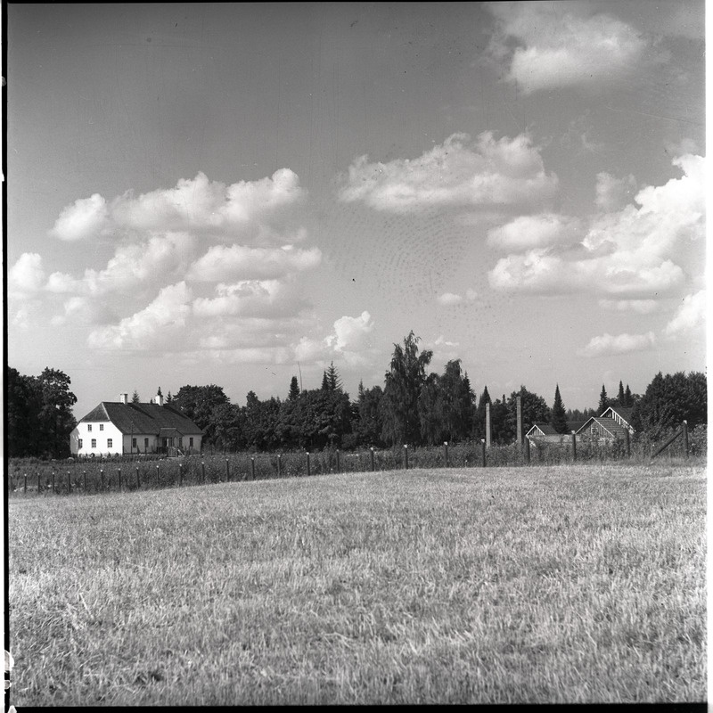 Põld, taustal väike küla