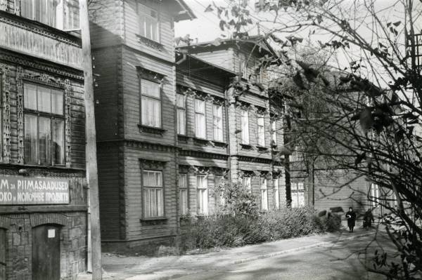 Kastani t, vasakul piimapood (keldripood). Tartu, 1980-1985.